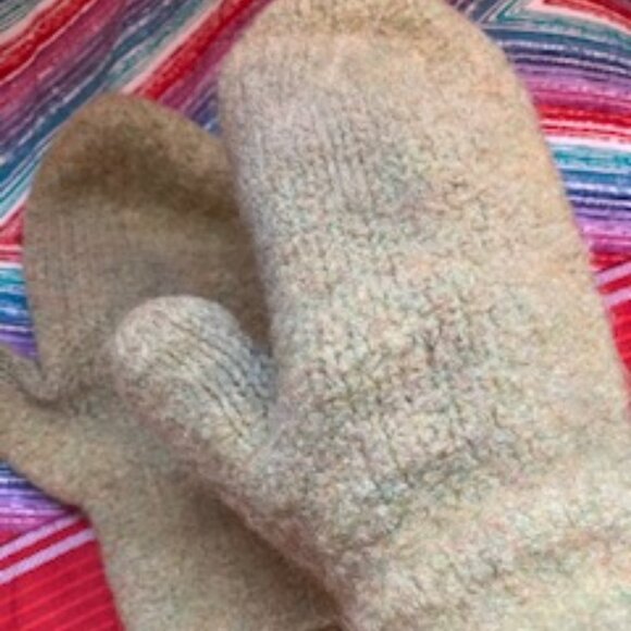 Hand knit mittens, Moss Green, tight weave, non slip cuff, size small - Picture 4 of 5